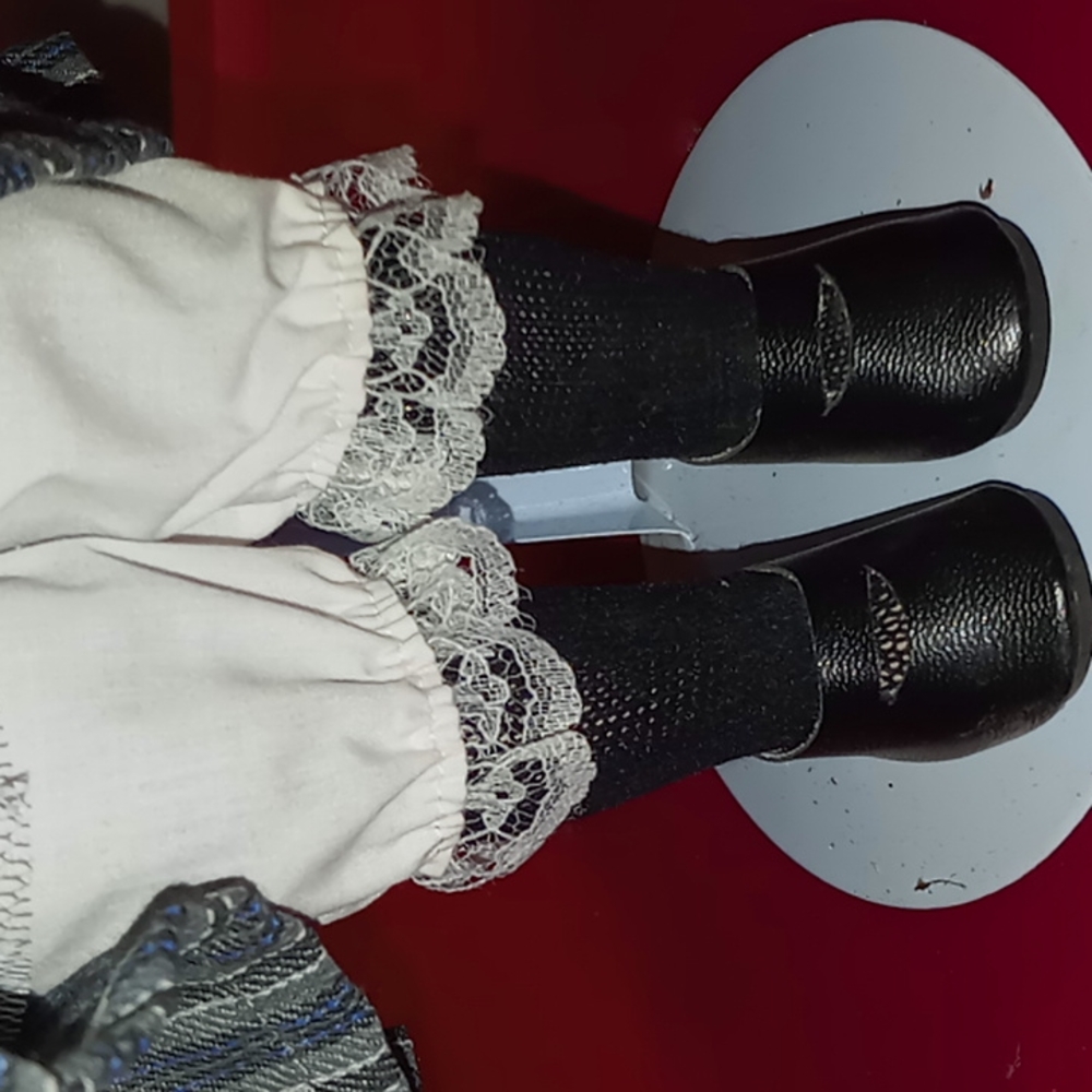 Ashley Lynn porcelain doll - Picture 7 of 9